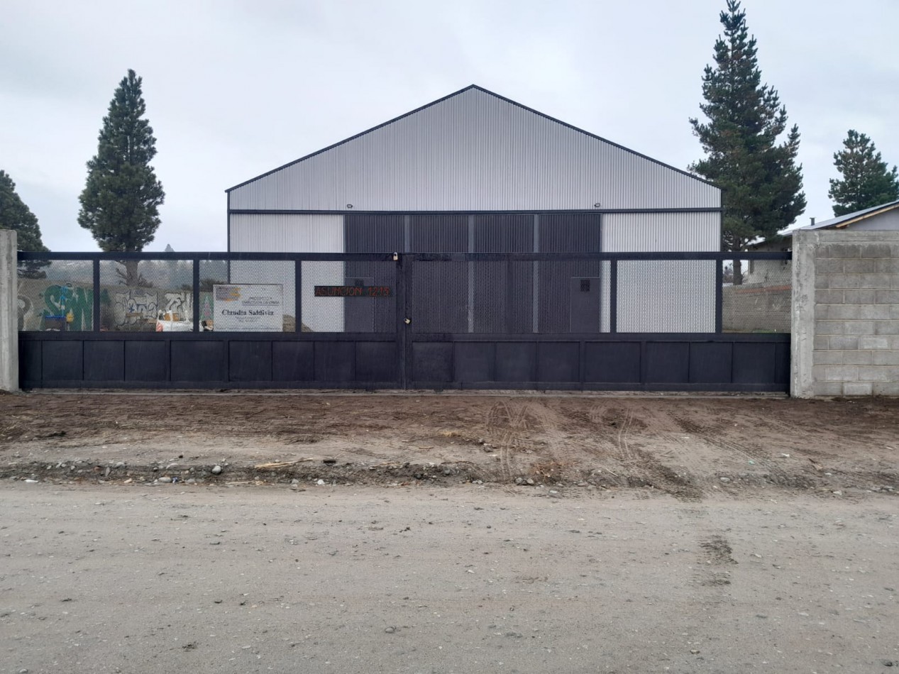 Galpon en alquiler//deposito ideal logistica con dos oficinas y dos baños kitchenettes  18 x 22 m en lote de 1.200 m2 barrio San Francisco Bariloche