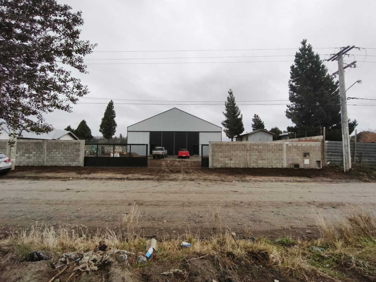 Galpon en alquiler//deposito ideal logistica con dos oficinas y dos baños kitchenettes  18 x 22 m en lote de 1.200 m2 barrio San Francisco Bariloche