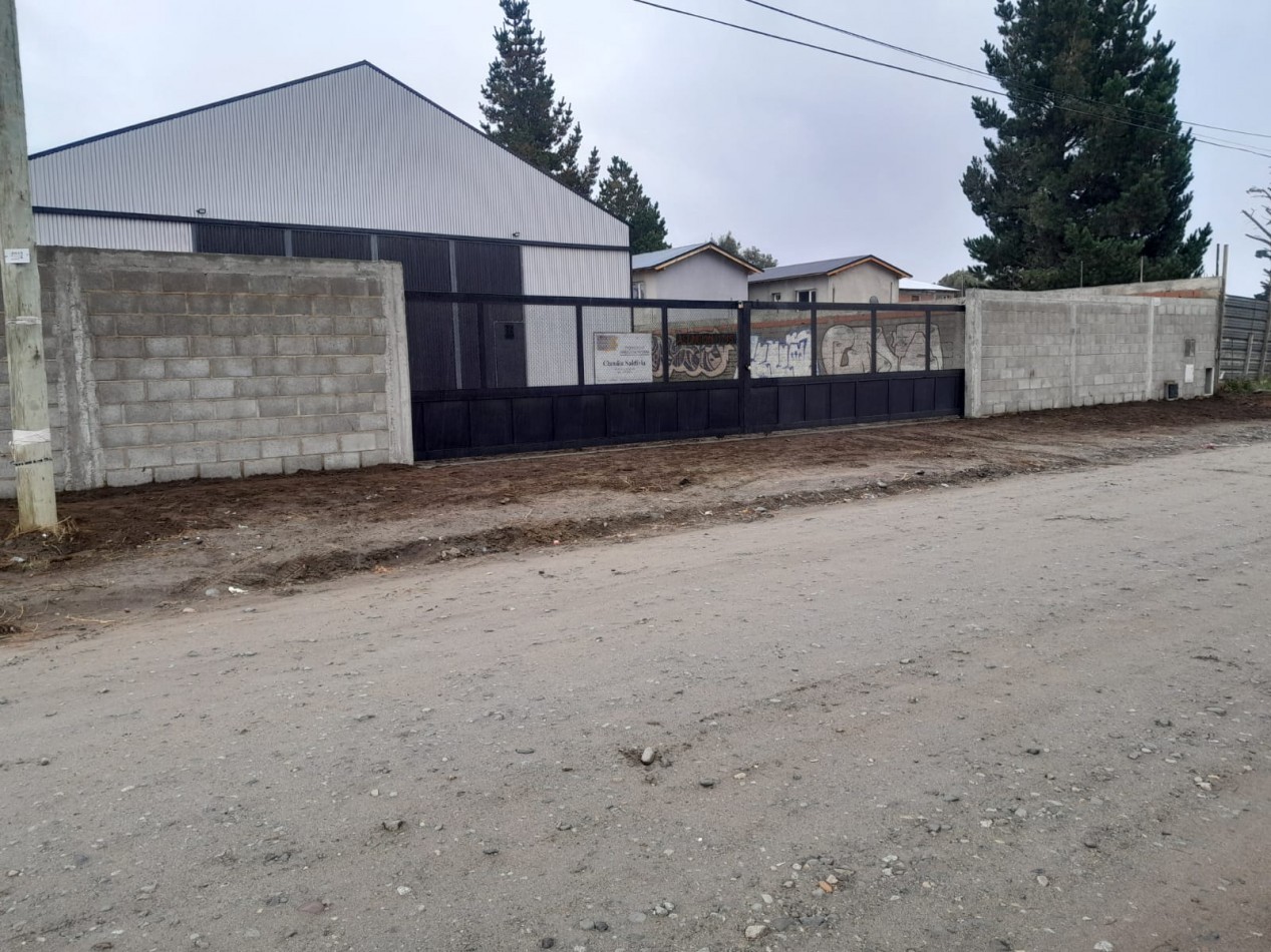 Galpon en alquiler//deposito ideal logistica con dos oficinas y dos baños kitchenettes  18 x 22 m en lote de 1.200 m2 barrio San Francisco Bariloche