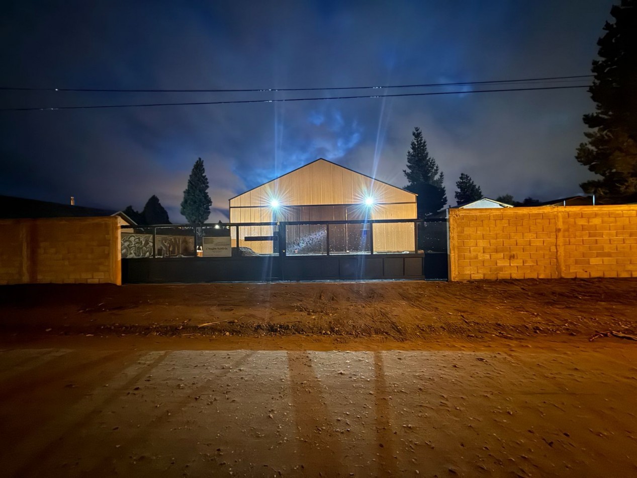 Galpon en alquiler//deposito ideal logistica con dos oficinas y dos baños kitchenettes  18 x 22 m en lote de 1.200 m2 barrio San Francisco Bariloche