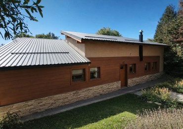 Casa 6 ambientes con vista al lago amplio jardin con riego quincho deck  venta en Bariloche 