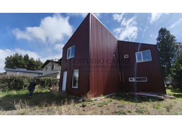 Complejo en block de 3 unidades a terminar en barrio Entre Pinos al este del centro de Bariloche. Oportunidad de inversion.