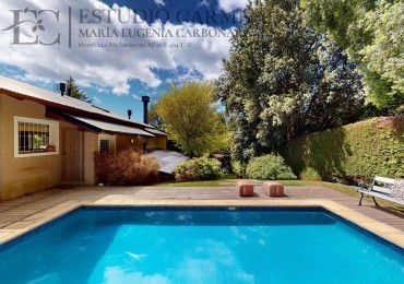 Amplia casa con pileta en La Cascada, Bariloche,  Km 6 entre Bustillo y Pioneros apta credito hipotecario en venta