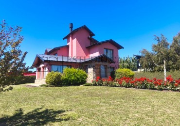 Casa 6 amb + amplio quincho o depto cochera cubierta en Dina Huapi a 15 km de Bariloche zona residencial jardin 