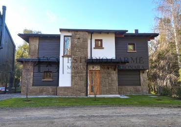 Casa en barrio privado Barrancas de Melipal en venta a 4,5 km del centro de Bariloche con seguridad y pileta