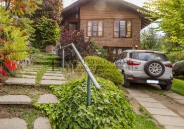 Casa en Melipal 7 ambientes jardin  vista parcial al lago Nahuel Huapi posibilidad de departamento en PB en venta en BARILOCHE