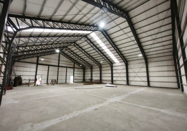 Galpon en alquiler//deposito ideal logistica con dos oficinas y dos baños kitchenettes  18 x 22 m en lote de 1.200 m2 barrio San Francisco Bariloche